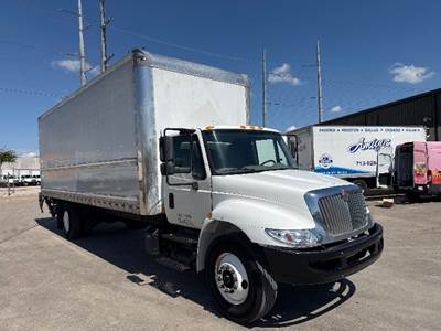 International 4300 26 ft Box Truck - 220HP, 7 Speed Automatic, Roll up Door