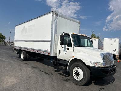 International 4300 26 ft Box Truck - 220HP, 7 Speed Automatic, Roll up Door