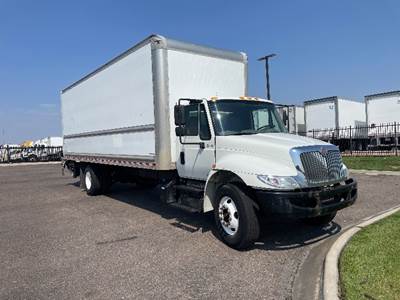 International 4300 26 ft Box Truck - 220HP, 7 Speed Automatic, Roll up Door