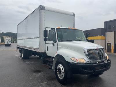 International 4300 26 ft Box Truck - 220HP, 7 Speed Automatic, Roll up Door