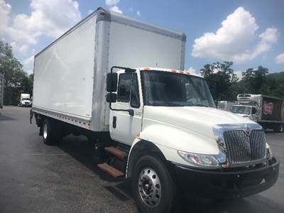International 4300 26 ft Box Truck - 220HP, 7 Speed Automatic, Roll up Door