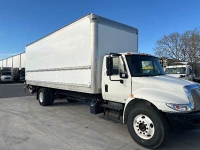 International 4300 26 ft Box Truck - 220HP, 7 Speed Automatic, Roll up Door