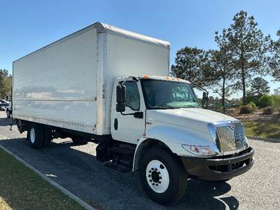 International MV607 26 ft Box Truck - 220HP, 7 Speed Automatic, Roll up Door