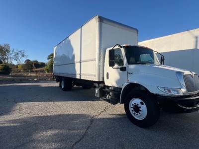 International MV607 26 ft Box Truck - 220HP, 7 Speed Automatic, Roll up Door