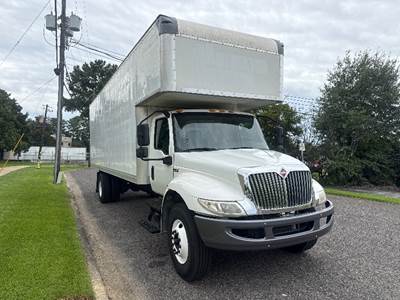 International MV607 26 ft Box Truck - 220HP, 6 Speed Automatic, Swing Door