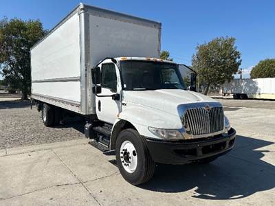 International MV607 26 ft Box Truck - 220HP, 7 Speed Automatic, Roll up Door