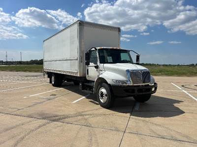 International MV607 26 ft Box Truck - 220HP, 7 Speed Automatic, Roll up Door