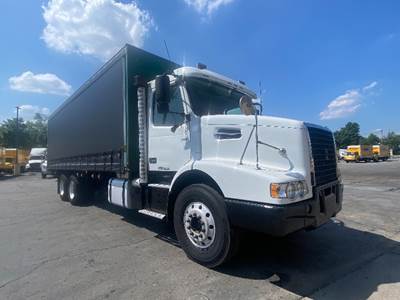 Volvo VHD64B 28 ft Box Truck - 435HP, 12 Speed Automatic, Swing Door
