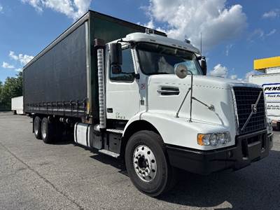Volvo VHD64B 28 ft Box Truck - 435HP, 12 Speed Automatic, Swing Door