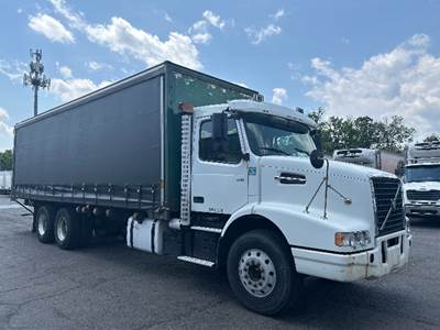 Volvo VHD64B 28 ft Box Truck - 435HP, 12 Speed Automatic, Swing Door