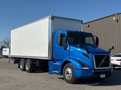 Volvo VNR64300 Box Truck - 405HP, 12 Speed Automatic, Roll up Door