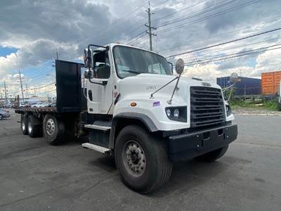 Freightliner 114SD Tandem Axle Flatbed Truck - 470HP, 13 Speed Automatic