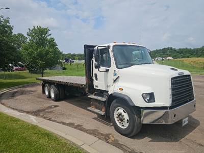 Freightliner 114SD Tandem Axle 28 ft Flatbed Truck - 350HP, 10 Speed Manual