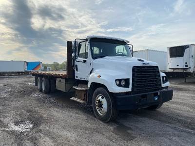 Freightliner 114SD Tandem Axle Flatbed Truck - 370HP, 6 Speed Automatic