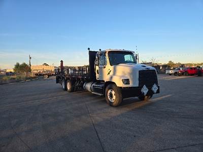 Freightliner 114SD Tandem Axle Flatbed Truck - 450HP, 10 Speed Manual