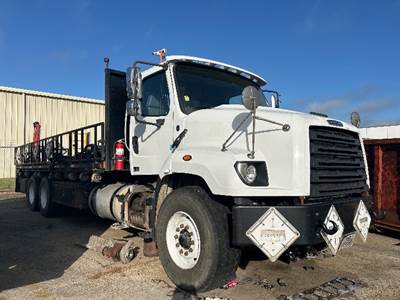 Freightliner 114SD Tandem Axle Flatbed Truck - 450HP, 10 Speed Manual