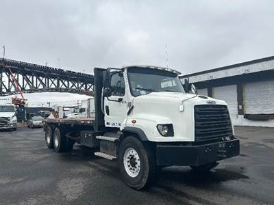 Freightliner 114SD Tandem Axle Flatbed Truck - 410HP, 6 Speed Automatic
