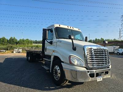 Freightliner Cascadia 125 Tandem Axle Flatbed Truck - 410HP, 10 Speed Automatic