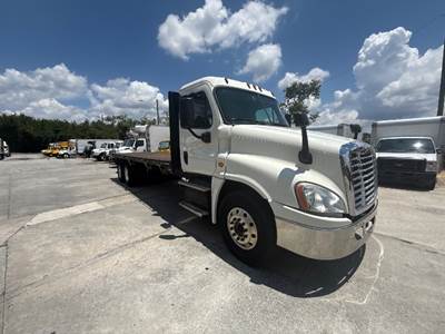Freightliner Cascadia 125 Tandem Axle Flatbed Truck - 410HP, 10 Speed Automatic