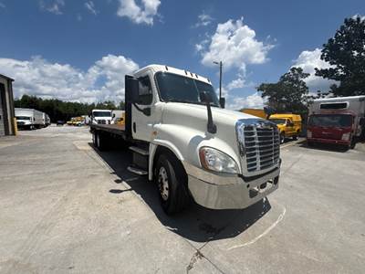 Freightliner Cascadia 125 Tandem Axle Flatbed Truck - 410HP, 10 Speed Automatic