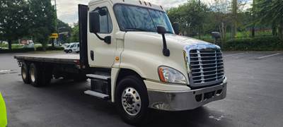 Freightliner Cascadia 125 Tandem Axle Flatbed Truck - 410HP, 10 Speed Automatic