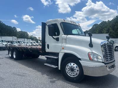 Freightliner Cascadia 125 Tandem Axle Flatbed Truck - 410HP, 10 Speed Automatic