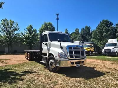 Freightliner Cascadia 125 Tandem Axle Flatbed Truck - 410HP, 10 Speed Automatic