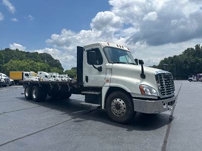 Freightliner Cascadia 125 Tandem Axle Flatbed Truck - 410HP, 10 Speed Automatic