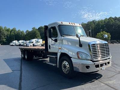 Freightliner Cascadia 125 Tandem Axle Flatbed Truck - 410HP, 10 Speed Automatic
