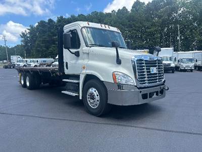 Freightliner Cascadia 125 Tandem Axle Flatbed Truck - 410HP, 10 Speed Automatic