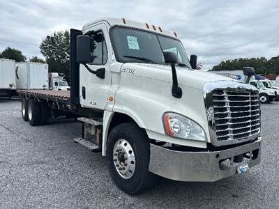 Freightliner Cascadia 125 Tandem Axle Flatbed Truck - 410HP, 10 Speed Automatic