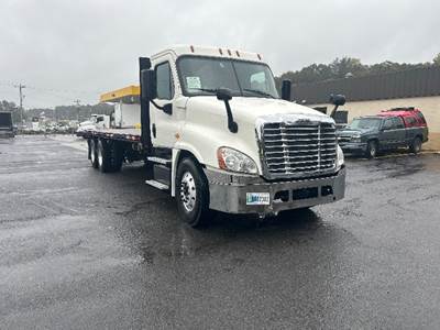 Freightliner Cascadia 125 Tandem Axle Flatbed Truck - 410HP, 10 Speed Automatic