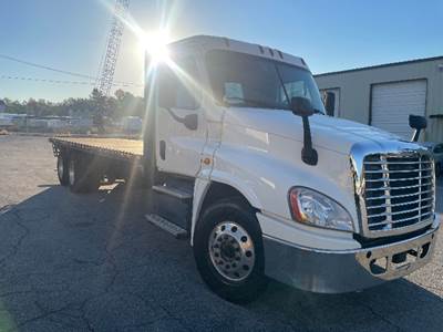 Freightliner Cascadia 125 Tandem Axle Flatbed Truck - 410HP, 10 Speed Automatic