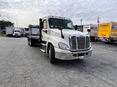 Freightliner Cascadia 125 Tandem Axle Flatbed Truck - 410HP, 10 Speed Automatic