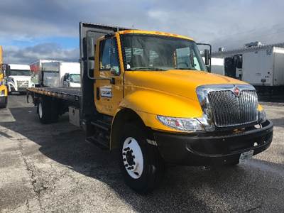 International 4300 26 ft Flatbed Truck - 220HP, 7 Speed Automatic