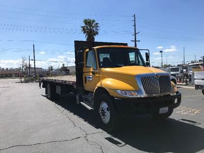 International 4300 26 ft Flatbed Truck - 220HP, 7 Speed Automatic