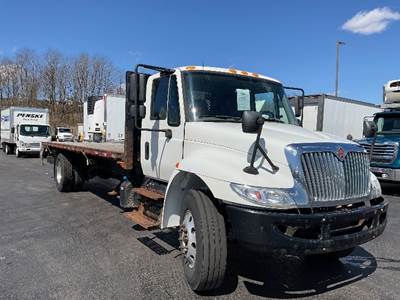 International 4300 26 ft Flatbed Truck - 220HP, 7 Speed Automatic