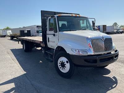 International 4300 26 ft Flatbed Truck - 220HP, 7 Speed Automatic