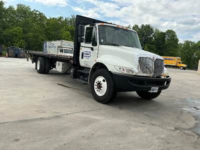 International 4300 26 ft Flatbed Truck - 220HP, 7 Speed Automatic