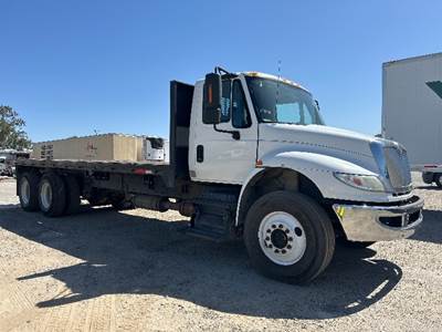 International 4400 Tandem Axle 24 ft Flatbed Truck - 350HP, 10 Speed Manual