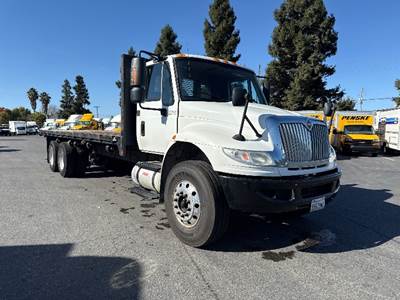 International 4400 Tandem Axle Flatbed Truck - 300HP, 6 Speed Automatic