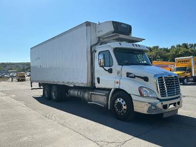 Freightliner Cascadia 113 29 ft Refrigerated Truck - 410HP, 10 Speed Manual, Carrier SUPRA860