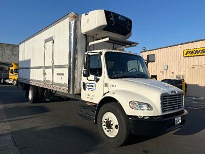 Freightliner M2 26 ft Refrigerated Truck - 220HP, 6 Speed Automatic, Carrier SUPRA960