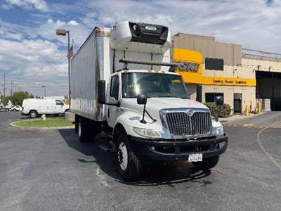 International MV607 20 ft Refrigerated Truck - 220HP, 6 Speed Automatic, Carrier SUPRA660