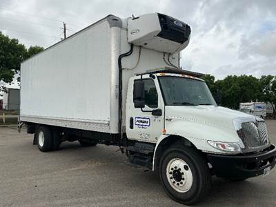 International MV607 26 ft Refrigerated Truck - 220HP, 6 Speed Automatic, Carrier SUPRA760