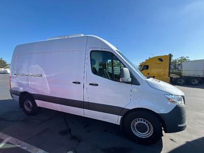 Mercedes-Benz Sprinter Refrigerated Truck - 188HP, 7 Speed Automatic, Thermo King V520RT