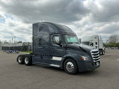 Eby LIVSTOCK Sleeper Semi Truck - 72" Integral Sleeper, 455HP, 12 Speed Automatic
