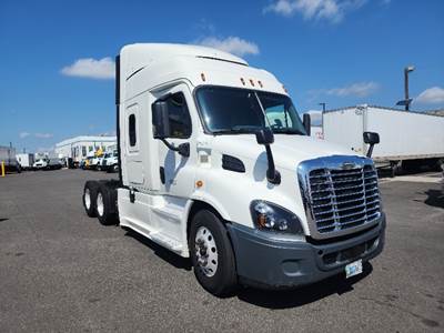 Freightliner Cascadia 113 Sleeper Semi Truck - 60" Integral Sleeper, 450HP, 12 Speed Automatic