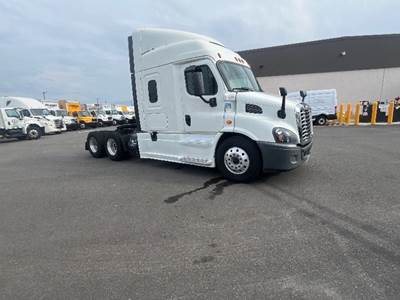 Freightliner Cascadia 113 Sleeper Semi Truck - 60" Integral Sleeper, 450HP, 12 Speed Automatic