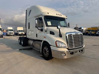 Freightliner Cascadia 113 Sleeper Semi Truck - 72" Integral Sleeper, 435HP, 12 Speed Automatic